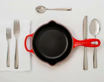 Tigan i rrumbullakët Le Creuset 20182230900422, gize, smalt, 26.9cm, i zi/kuq