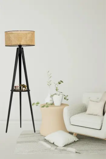 Llambë dyshemeje Opviq, tripod, abazhuri cilindrik rattan, me rafte, ngjyrë e zezë dhe rattan