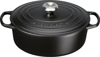Tenxhere ovale Le Creuset 4.7L, gize, e zezë