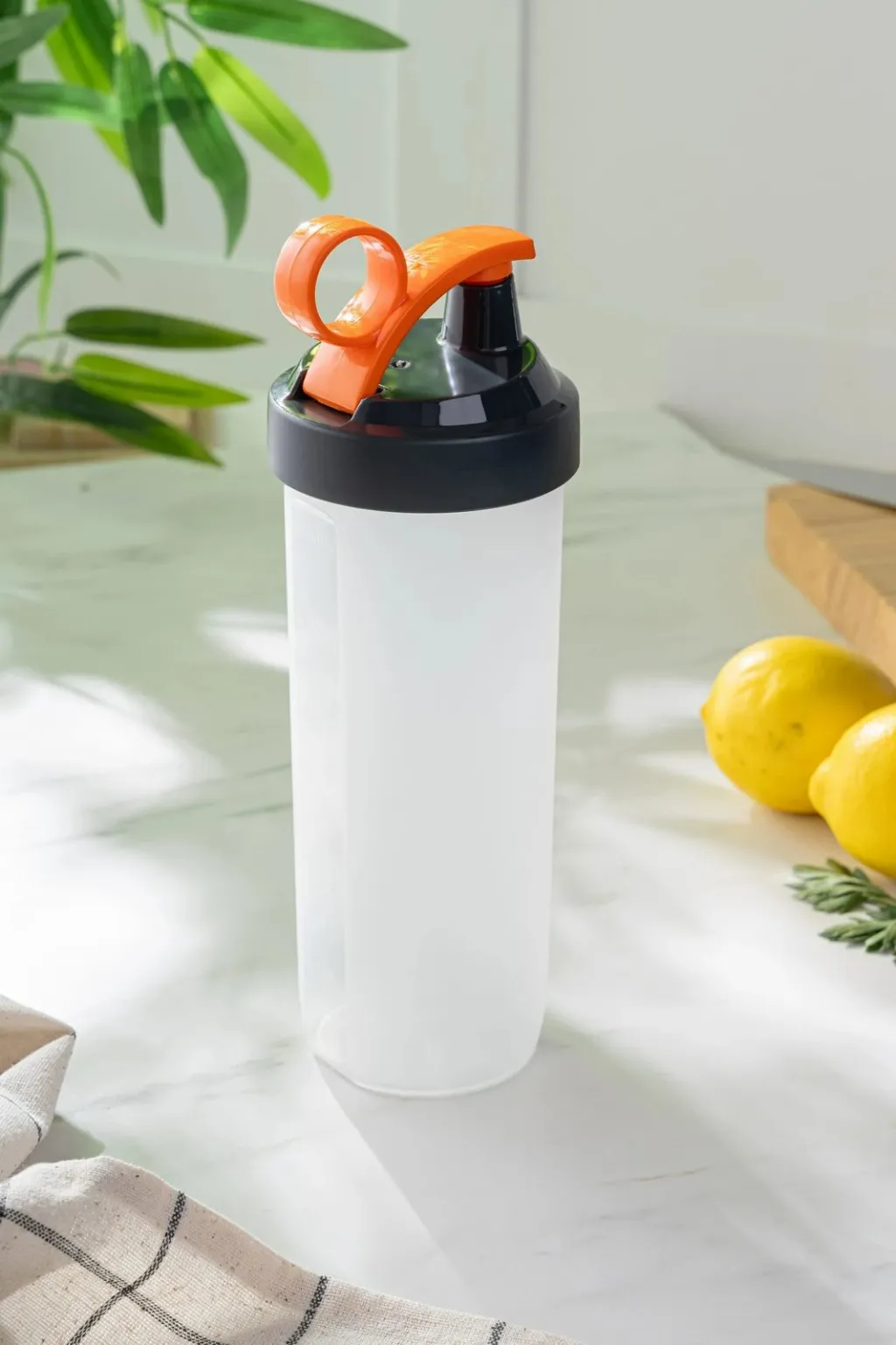 Shishe plastike shumëngjyrëshe, Hermia Concept, 740ml - 1