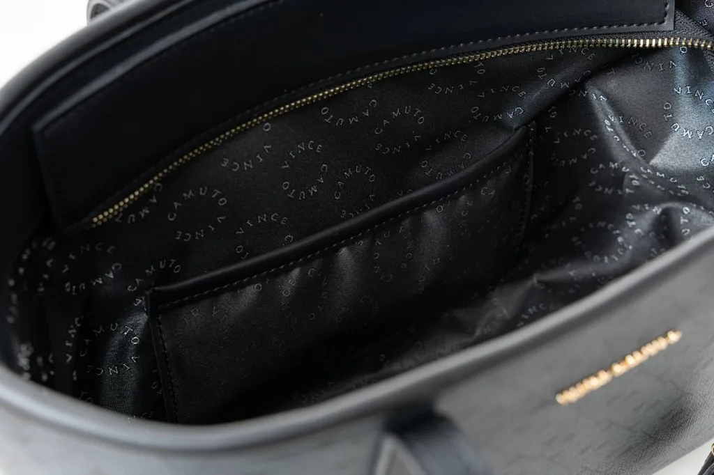 Çantë tote Vince Camuto Taormina, e zezë me monogram - 7