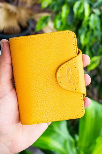Mbajtëse kartelash prej lëkure, ngjyrë mustard, Zoozie Bags, Luzern