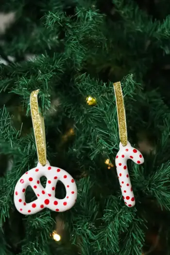 Ornament për pemë të Vitit të Ri, qeramikë, të bardhë e të kuqe, 2 copë, Evila Originals, BSY521