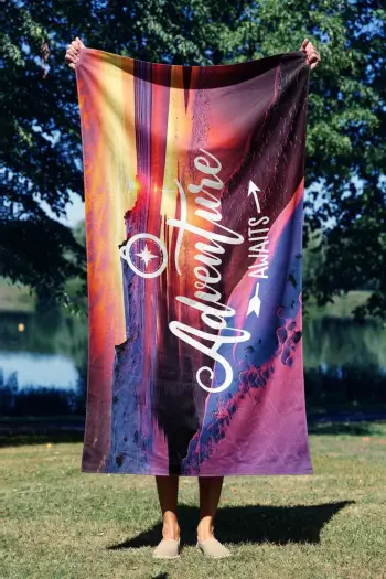 Peshqir plazhi Mijolnir, Adventures Awaits, shumëngjyrësh, 90x150cm