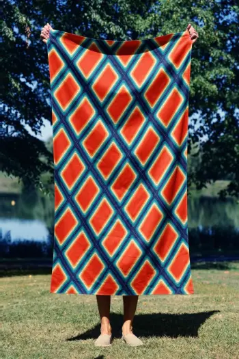 Peshqir plazhi Mijolnir, kuti të kuqe, 70