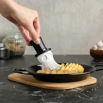 Furçë kuzhine silikoni OTOTO Skull Brush, dizajn kafkë, e bardhë me kapelë të zezë