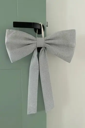 Dekor për derë, Evila Originals, Door Bow-7, gri dhe bardhë, 35x45x4 cm