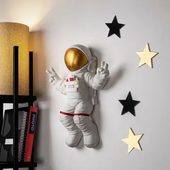 Aksesor dekorativ për mur Wallity, astronaut me shenjë paqeje, bardhë dhe ar, 35x47x10cm