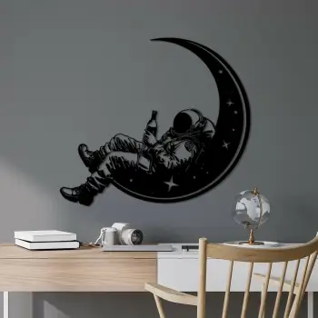 Aksesor dekorativ metalik për mur, astronaut në hënë, Wallity, ngjyrë e zezë, 62x71cm