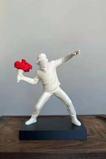 Statujë dekorative Banksy, Evila Originals, bioplastikë, 14x7x16.5cm
