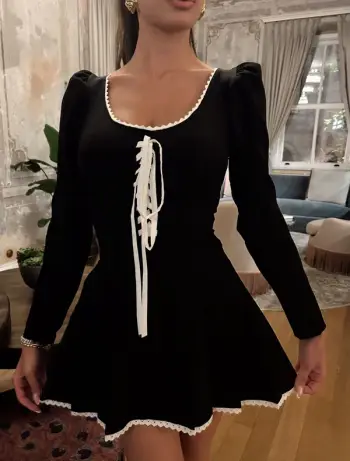 Fustan i Shkurtër Ngjyre e Zezë me Fjongo të Bardha – Elegancë dhe Sharm i Pareshueshëm