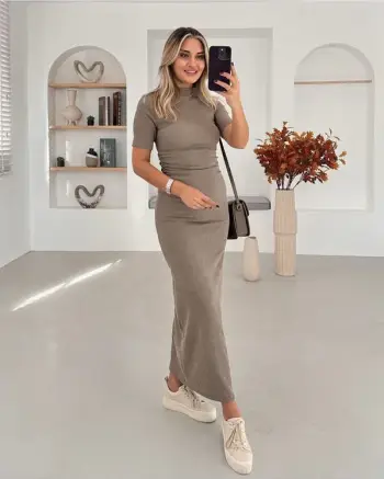 Fustan i Gjatë ngjyre Nude – Elegancë e Thjeshtë, Sofistikim dhe Bukuri Natyrale