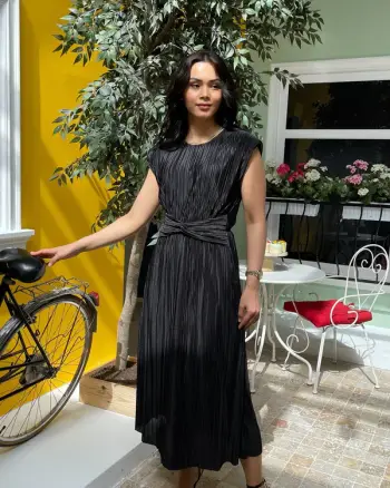 Fustan i Gjatë ngjyre Zi – Elegancë dhe Sofistikim në Çdo Detaj