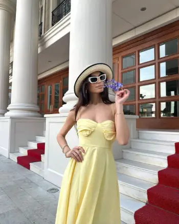 Fustan i Gjatë ngjyre të Verdhe – Shkëlqim dhe Elegancë në Çdo Moment