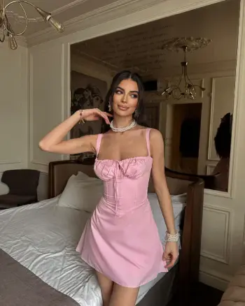 Fustan i Shkurtë ngjyrë Pink – Feminilitet, Finesë dhe Elegancë Verore