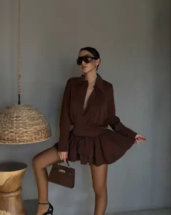 Fustan i Shkurtër ngjyrë Kafe – Thjeshtësi Elegante dhe Stil Tokësor në Çdo Detaj