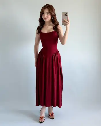 Fustan i Gjatë ngjyrë Vishnje – Elegancë dhe Gracë që Ndriçojnë Çdo Moment