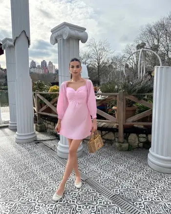 Fustan i Shkurtër ngjyrë Pink – Feminitet, Gëzim dhe Stilin që të Bën të Dallohesh