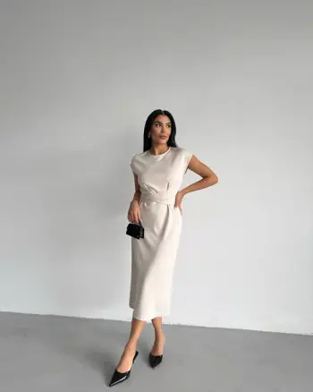Fustan i gjatë në ngjyrë nude – Elegancë e pastër dhe delikatesë e përjetshme