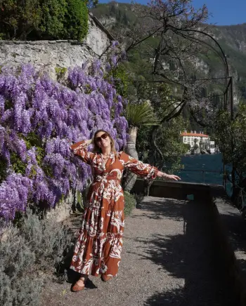 Fustan i gjatë ngjyrë kafe me lule – Romancë natyrale dhe stil bohem
