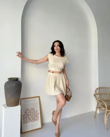Fustan i shkurtër ngjyrë nude – Thjeshtësi elegante dhe finesë moderne