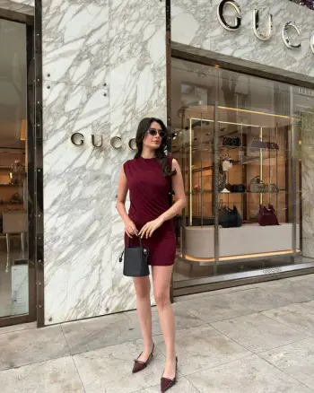 Fustan i shkurtër ngjyrë vishnje – Elegancë e thellë dhe stil që bie në sy
