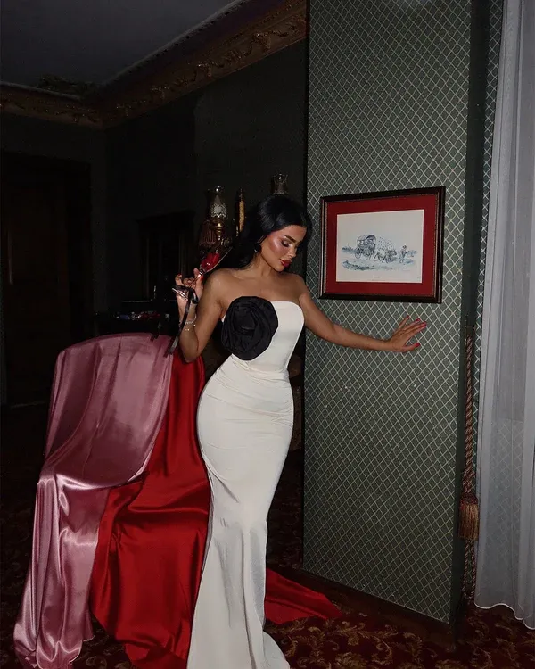 Fustan Elegant në Ngjyrë të Bardhë - 2