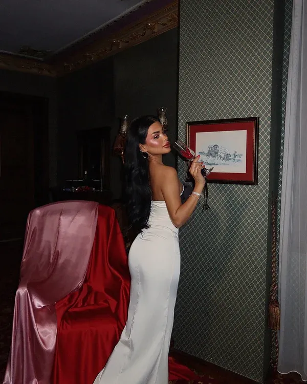 Fustan Elegant në Ngjyrë të Bardhë - 3