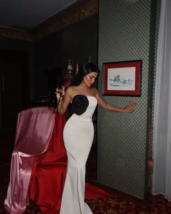 Fustan Elegant në Ngjyrë të Bardhë