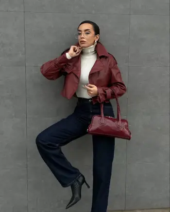 Jakne ngjyrë vishnje – Elegancë e thellë dhe stil i guximshëm