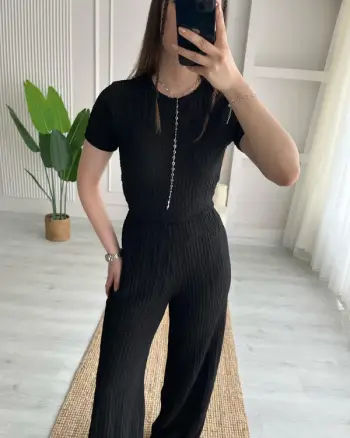 Set Elegant me Ngjyrë të Zezë: Thjeshtësi, Klas dhe Fuqi në Çdo Detaj