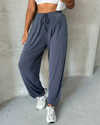 Pantallona gri – Elegancë neutrale që përshtatet me çdo stil