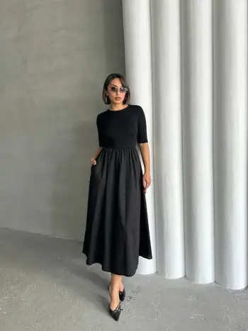 Fustan i zi – Elegancë e përjetshme dhe finesë në çdo detaj