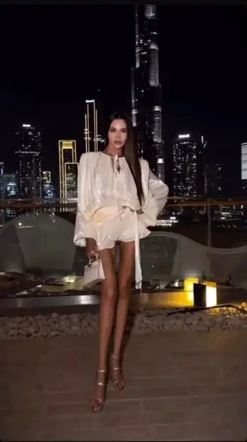Set elegant me këmishë dhe fund të shkurtër Saten