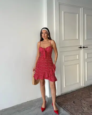 Fustan i kuq për femra – Vetëbesim, pasion dhe stil që tërheq vëmendje