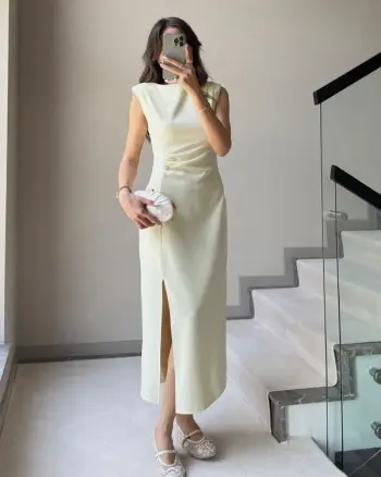 Fustan me prerje në ngjyrë qumështi (off-white)