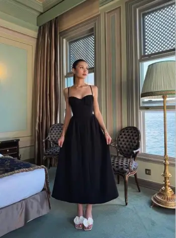 Fustan i zi i gjatë, elegant dhe i përkryer për mbrëmje