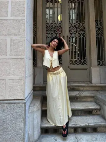 Set 2-pjesësh i kremtë me fustan dhe crop top