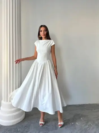 Fustan i bardhë me fund të hapur, elegant dhe i freskët