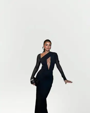 Fustan Elegant i Zi me Një Krah & Detaje Transparente