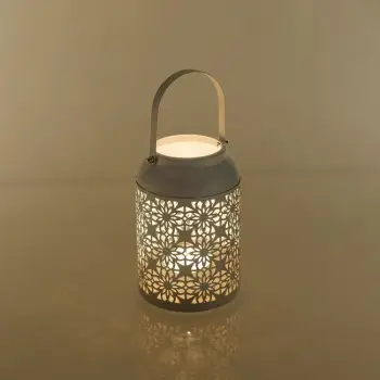 Fener dekorativ metal me lule te bardhe me doreze 12x19cm