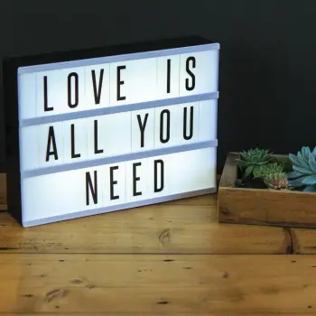Tabela dhe shkronjat e ndriçuara me LED 31x5x22.5cm