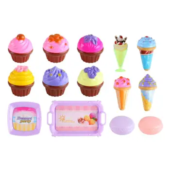 Lodra, set me ëmbëlsira, akullore, kekë të vegjël dhe macarons në tabaka