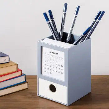 Mbajtëse plastike për lapsa gri blu me leta shënimesh, sirtar dhe kalendar 13x8x7.9cm