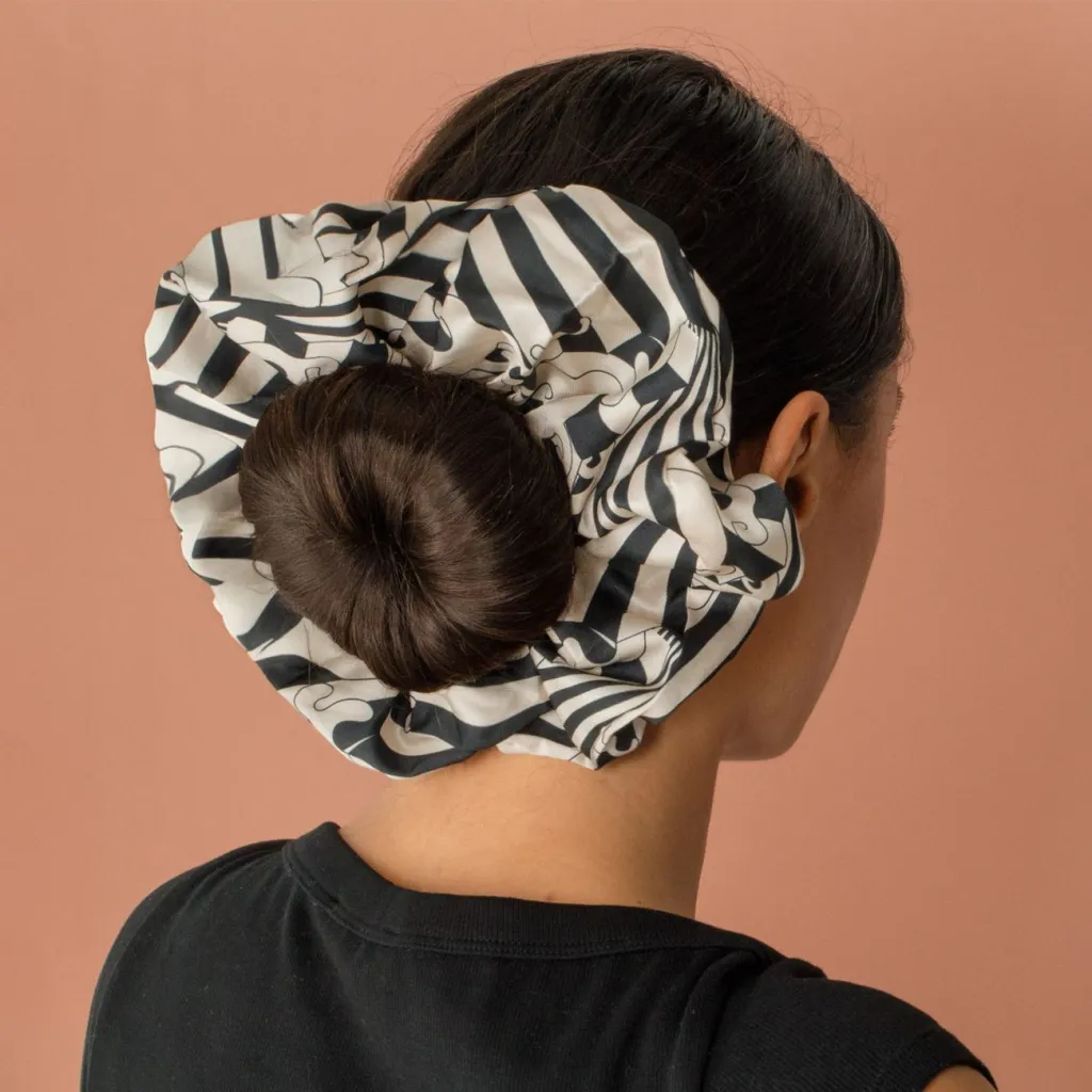 Scrunchie XXL e bardhë me vija të zeza - 1