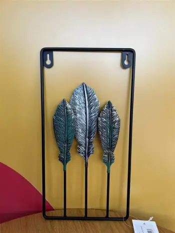 Dekor muri me gjethe metalike 16x30cm , e argjentë , jeshile dhe e zezë . UNIMIKS