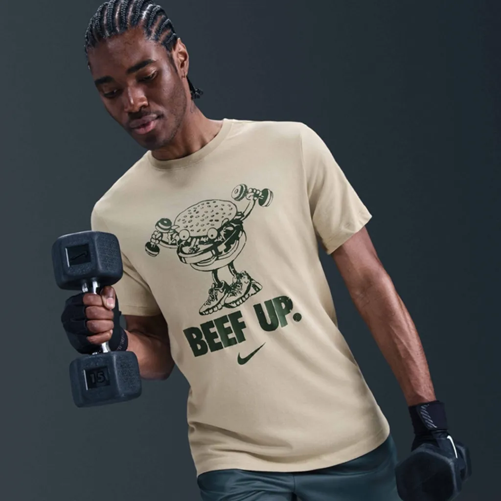 Maicë NIKE M NK DF TEE IYKYK FITNESS - 6
