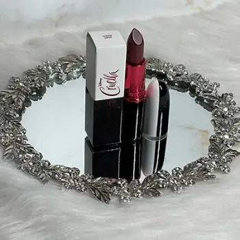 Ruzh buzësh MAC Matte, Disney Cruella Collection, Camden Caper, mat, e kuqe