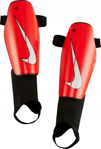 Mbrojtëse kërciri futbolli Nike Charge DX4608 635, me rrip, e kuqe