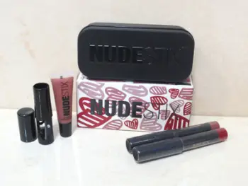 Set buzëkuqësh Nudestix Red Hot Lips Mini Kit, 2 ml, 2.5 ml, nude